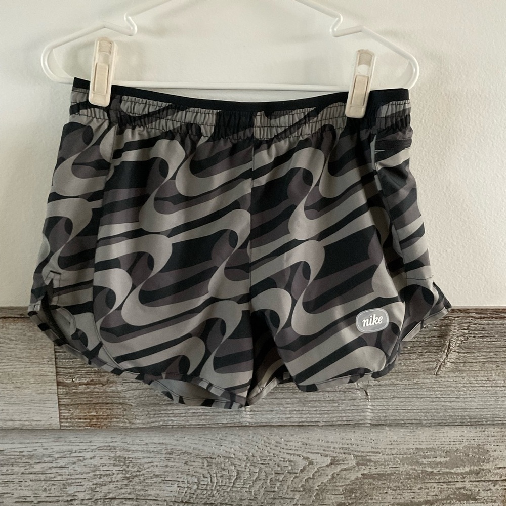 Nike Women's Dri-FIT Icon Clash Tempo Luxe Running Shorts Size Medium (J1)